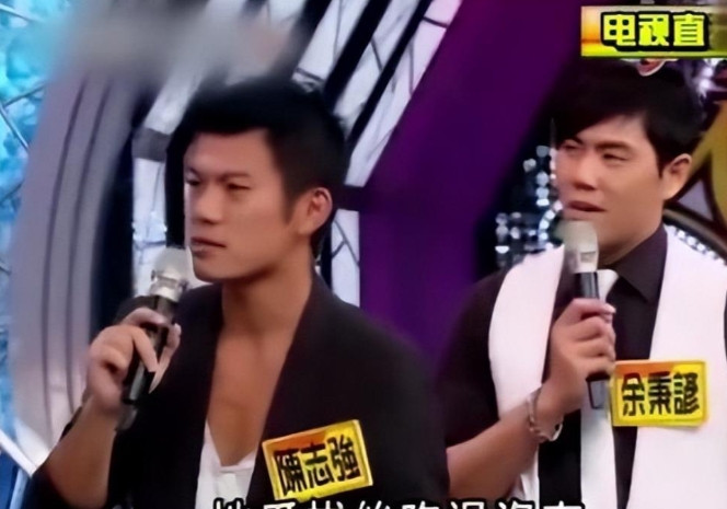 2013年，秦海璐去台湾参加节目，主持人张菲故意刁难她：“你在大陆喝过奶茶吗？吃