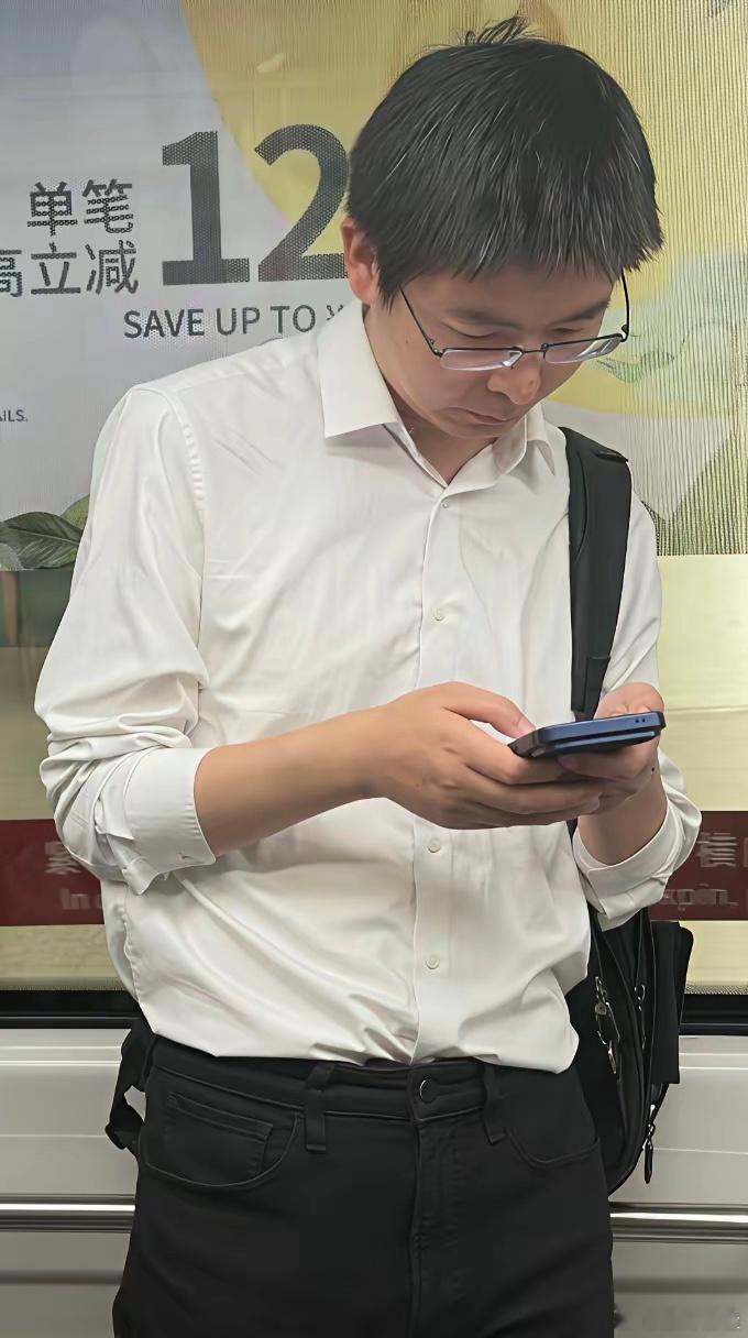 36岁宇树科技总裁王兴兴在北京机场坐摆渡车被偶遇，他的穿衣打扮低调，身边没有助理