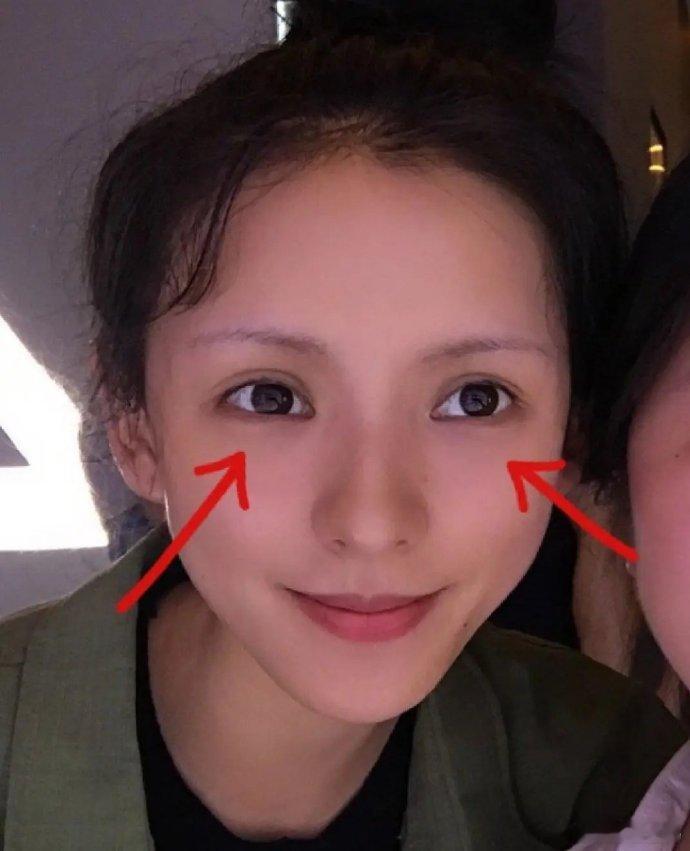 张予曦素颜曝光，与平日精致形象稍显落差，却也展现真实自我，自然之美同样值得欣赏。