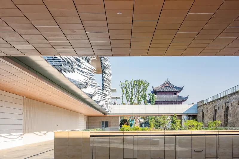 宁波富豪楼国强夫妇这波操作太豪横了！近日，他们通过股权无偿赠与调整家族实控权，把