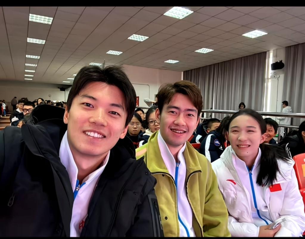 照片中的这三位运动员都是浙江宁波人，最左边的是汪顺，今年32岁，身高192cm，