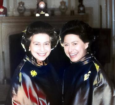 这是1980年伊丽莎白二世女王与妹妹玛格丽特公主在白金汉宫拍合影庆祝母亲伊丽莎白