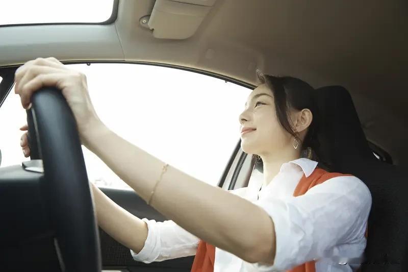 昨天我开车排队等红灯，车速很慢，正跟着车流直行。还没到允许转弯的位置，左边并行的