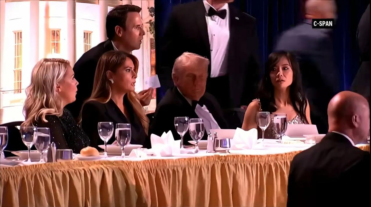 在白宫记者协会晚宴上，坐在懂王左首的亚裔女子是CBS新闻白宫高级记者、2025-