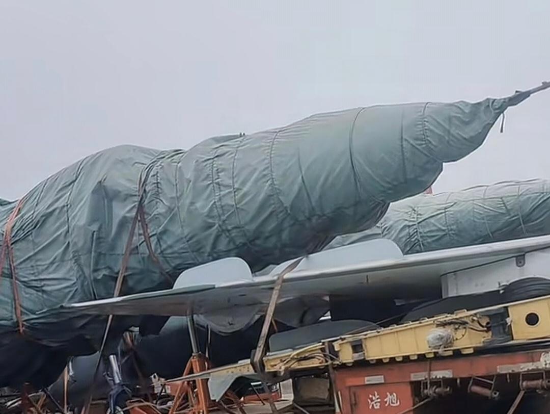 从空军光荣退役的歼八ⅡF，有时候也叫做歼八F，已经被拆解成部件了。现在所有的退役