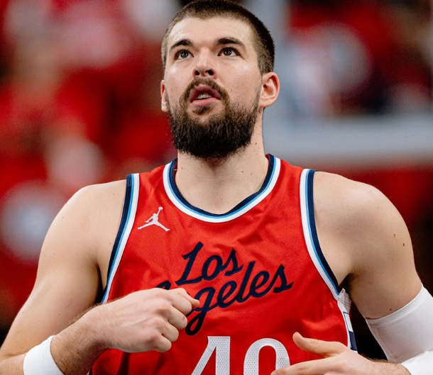 祖巴茨的交易价值联盟中锋很缺，本来价格就高。篮网夏普2个次轮都不卖。而且祖巴茨