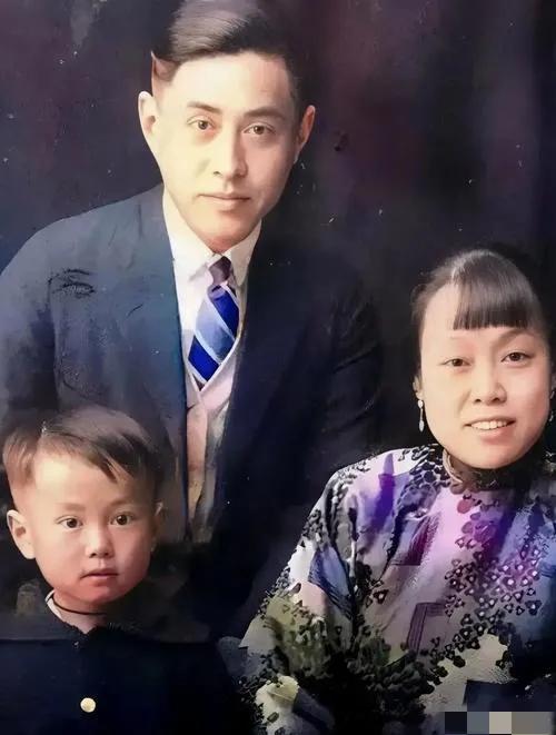 7岁的杨振宁与爸爸杨武之和妈妈罗孟华的合照,原来一表人才的父亲就是美国留学博士,