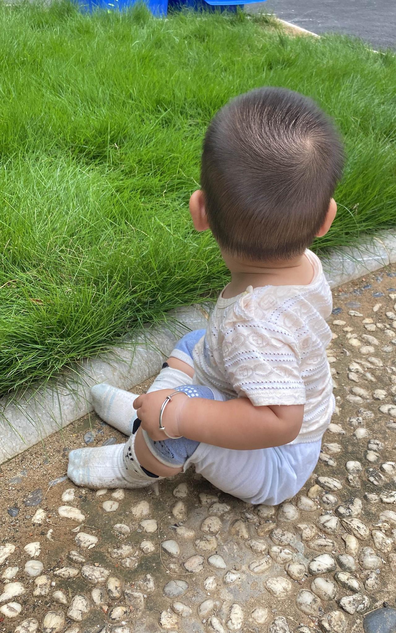 带娃以后才知道：1.宝宝刚到一个陌生的环境会不适应很正常，但是他会知道你是不是