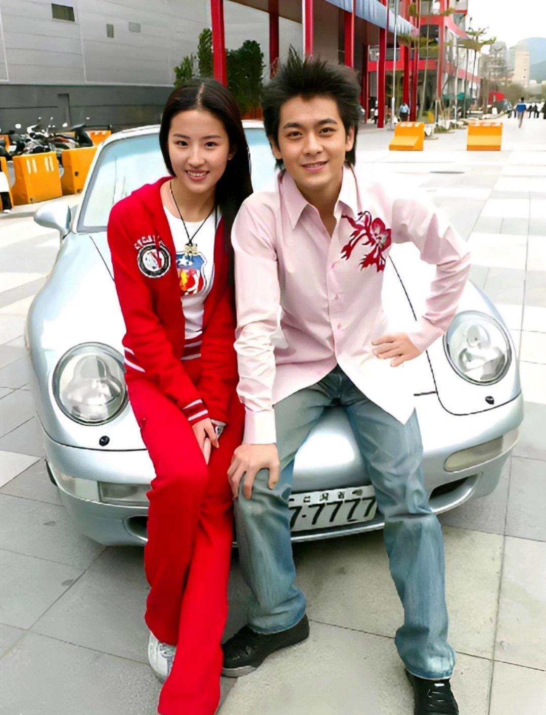 2004年林志颖与刘亦菲现身台湾宣传活动时的珍贵合影。此时的林志颖三十岁，依旧俊