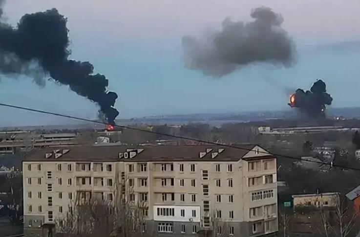 俄军一口气对乌克兰发射了70多枚导弹，乌克兰哭着喊着不要打击其能源设施，可是首先