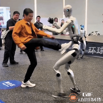 雷军和机器人“打起来了”，小米集团创始人雷军脚踹宇树机器人，千亿大佬也是这么有节