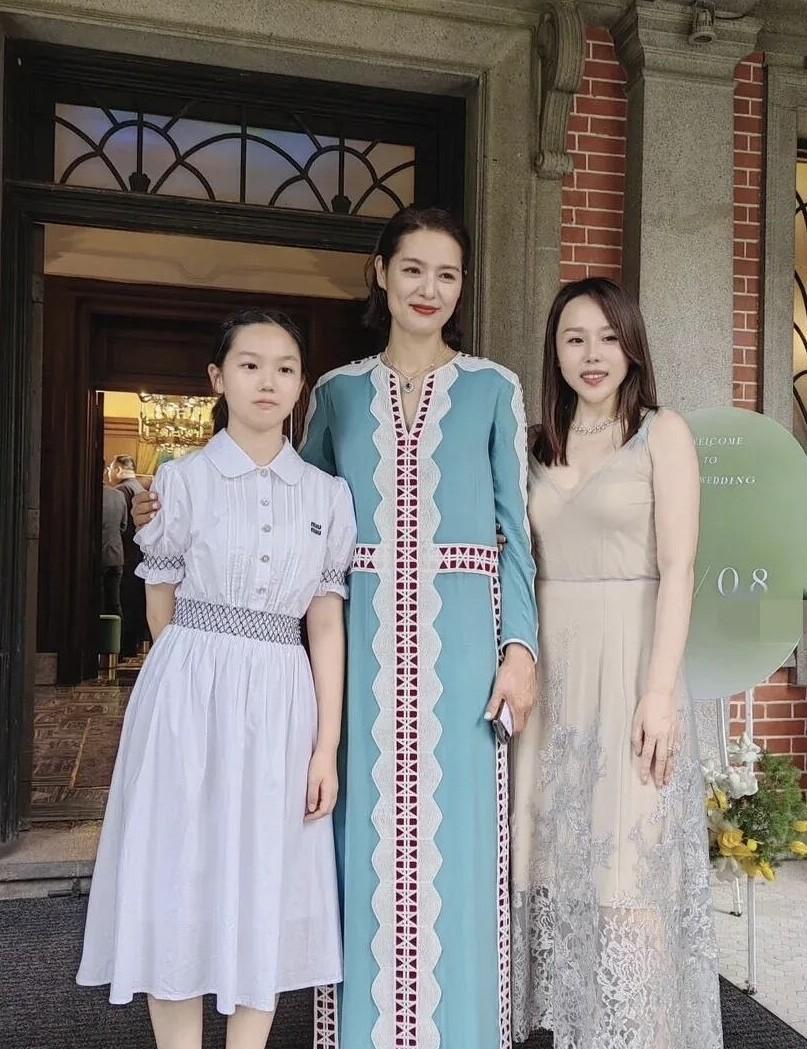 中间这位是九十年代红极一时的超级模特，想不到这么多年过去了，她还是那么美丽动人，