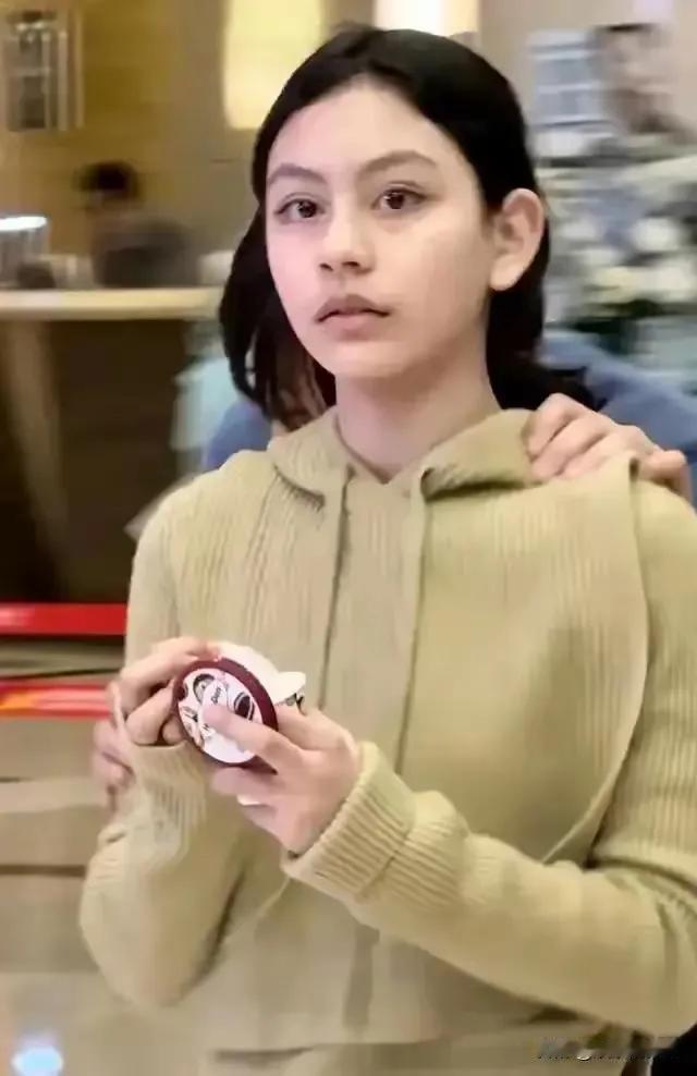 刘烨女儿霓娜长大了,五官优越,大眼睛高鼻梁,长相非常高级！刘烨的混血女儿霓娜