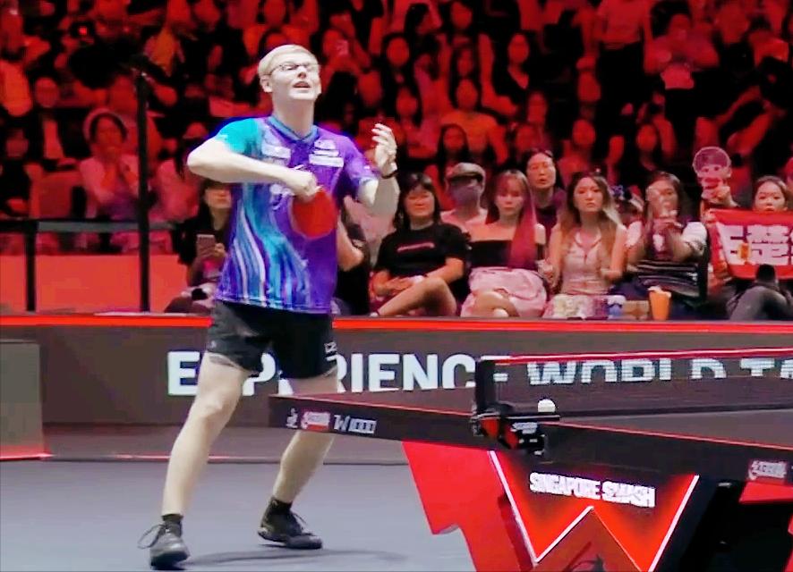 笑死了！侯英超说:打小布要把节奏慢下来，擦完汗不回去，再走两步！第一局王楚