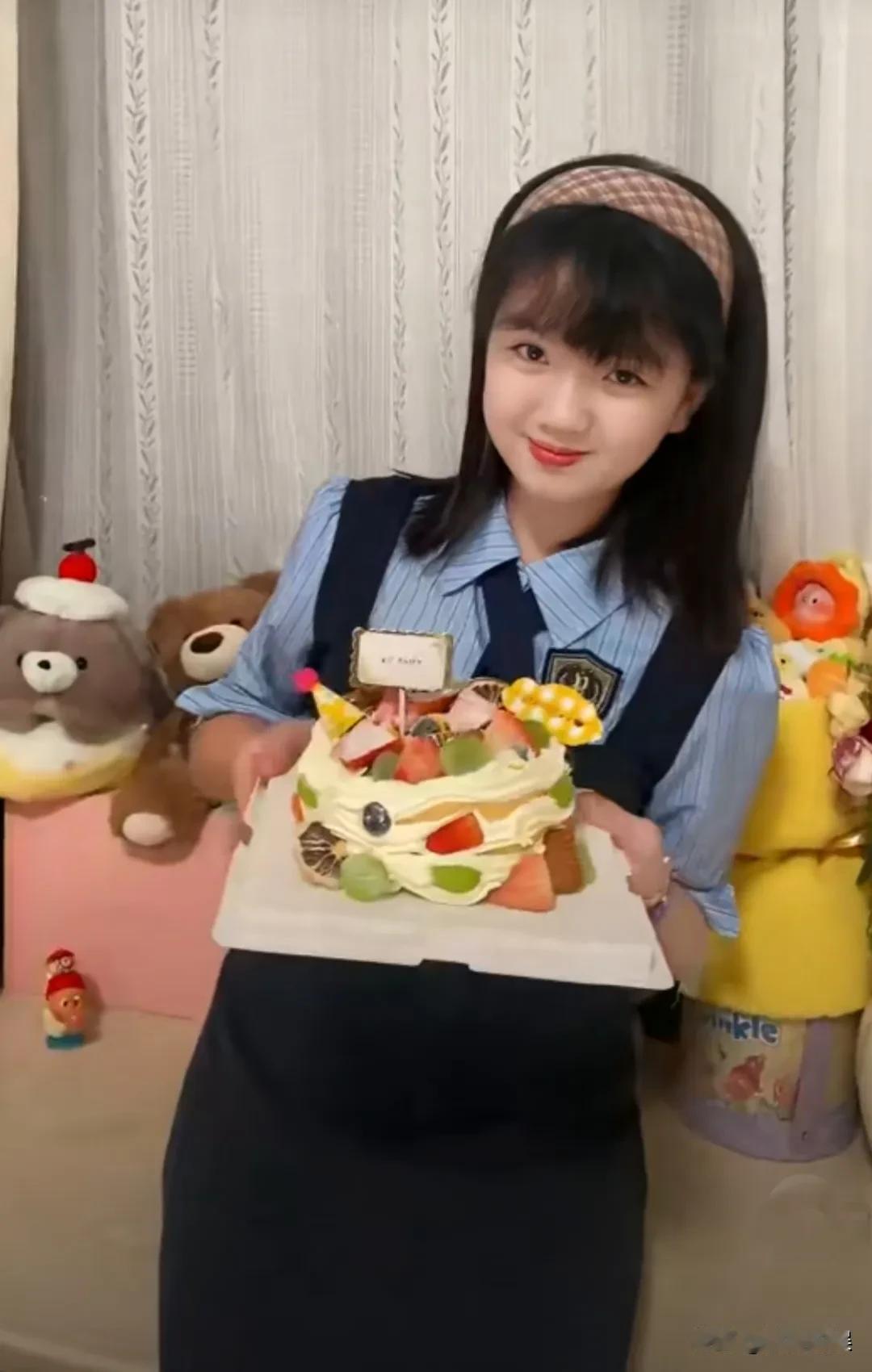 还记得当年综艺《爸爸去哪儿》里的“阿拉蕾”吗？当年她凭一句“我要赚钱养弟弟”，