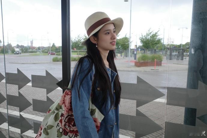 张婧仪草帽白裙张婧仪文岛碎片张婧仪文岛碎片，张婧仪草帽白裙，草帽白裙造型清新