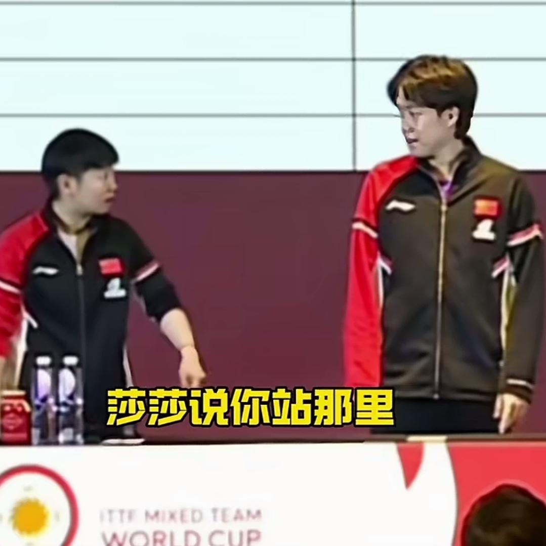 头哥出洋相，每天都有新花样参加抽签仪式的头哥，上台后心里想着肯定是和队友保持距