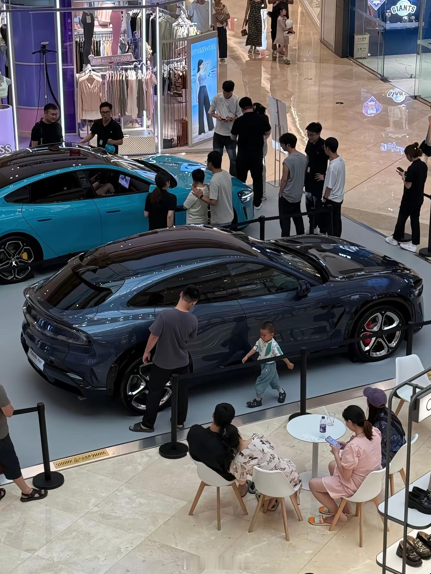 第一次见YU7出展的寒武岩灰，而且还是新轮毂​​​
