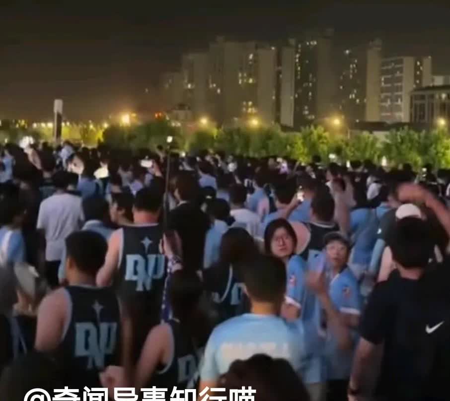 成都蓉城不要计较要以大局为重！大连英博一波小连胜后有点飘了，球迷喊出“干死成都”