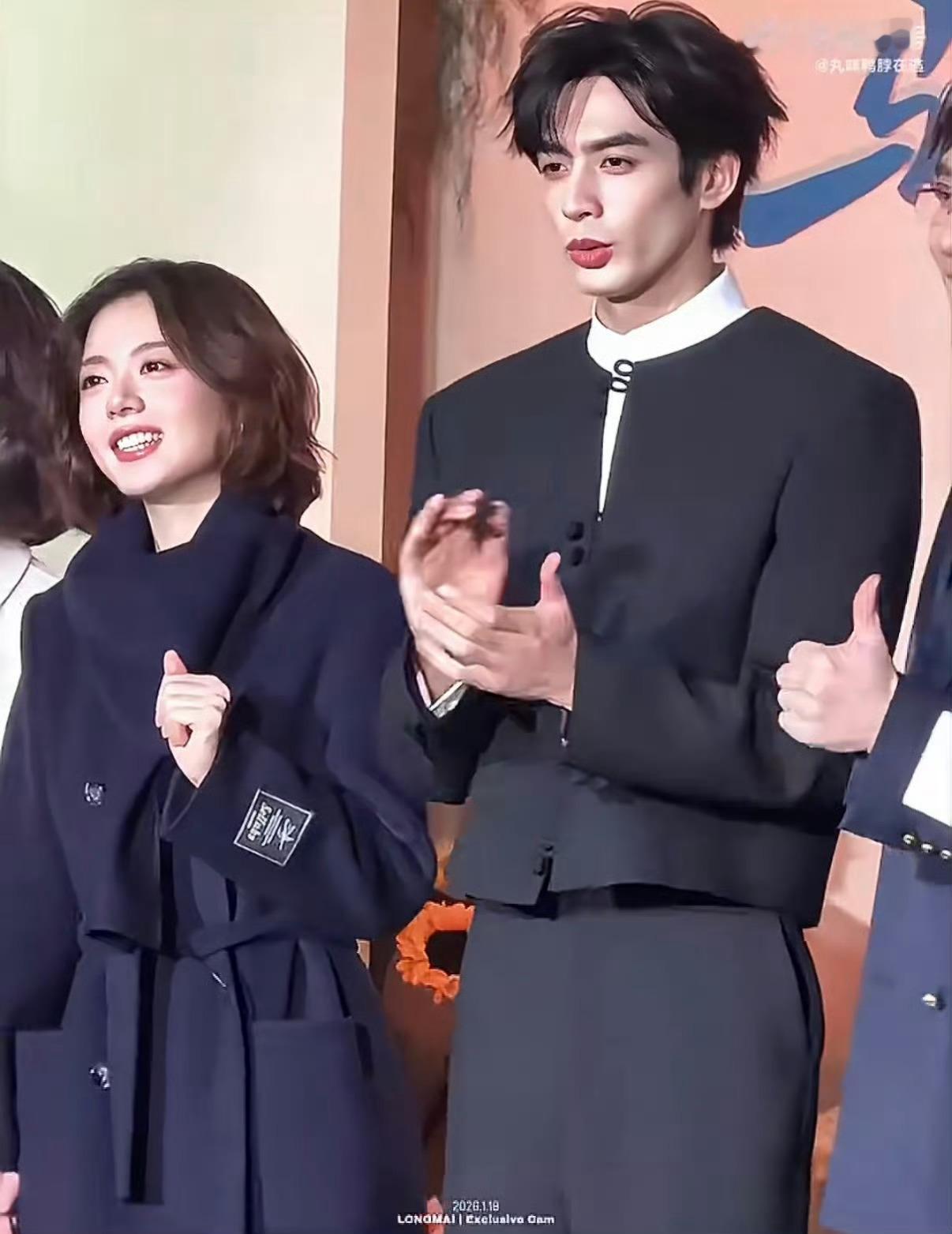 赵今麦眼眶都是湿润的谁懂啊家人们！刷到麦麦这个镜头直接心软软！眼眶红红的像揣了