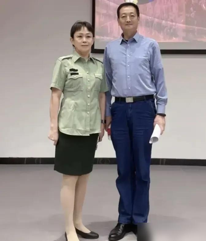 王近山的女儿王媛媛，与朋友在一起，留影，美好的回忆！​一张老照片，一段旧时光