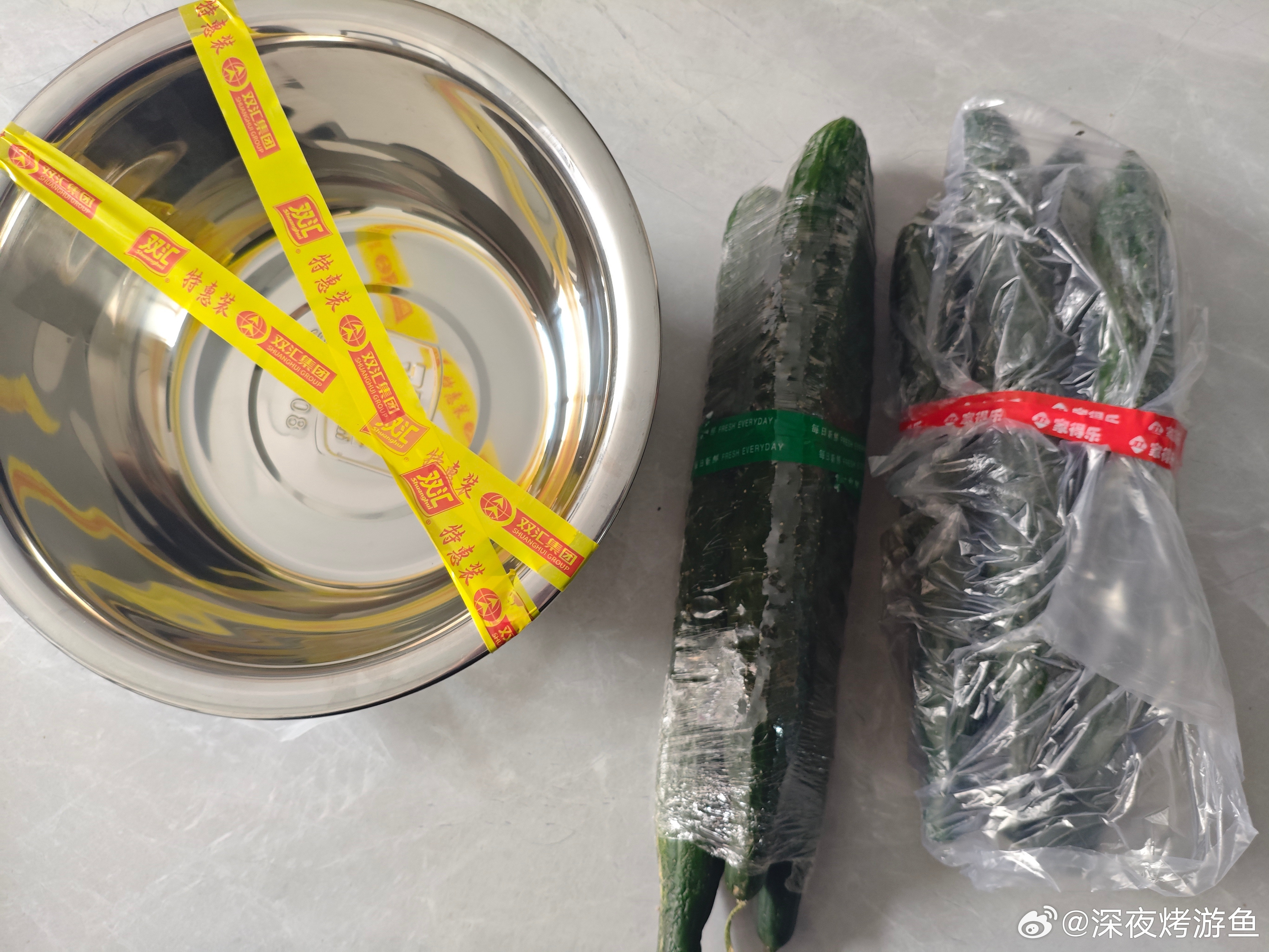 虽然没买到特价土豆🥔，但是买到了特价黄瓜🥒。买红肠送铁盆。红肠是我需要的，铁
