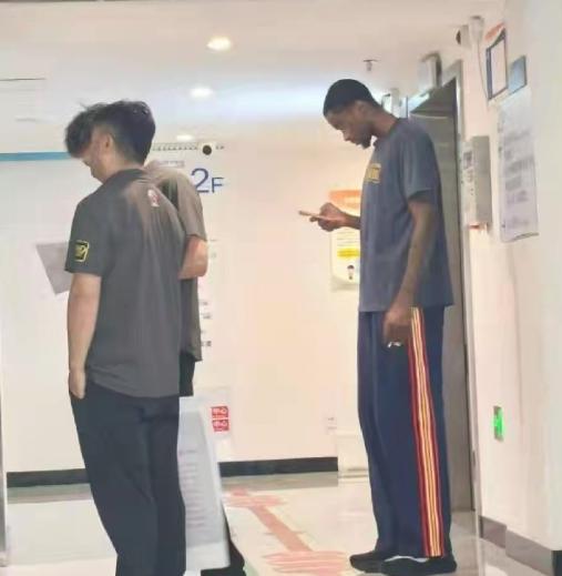 萨姆纳无大碍！据腾讯体育援引广东篮球媒体人“我耀看球”的消息，广东队在与贵州