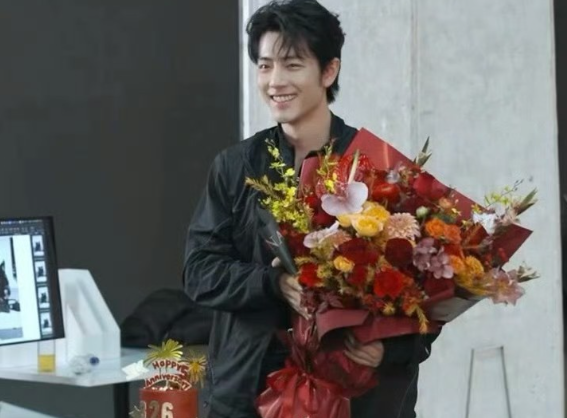 肖战续约李宁李宁在物料拍摄现场，特意准备了鲜花和蛋糕，庆祝肖战李宁五周年快乐！