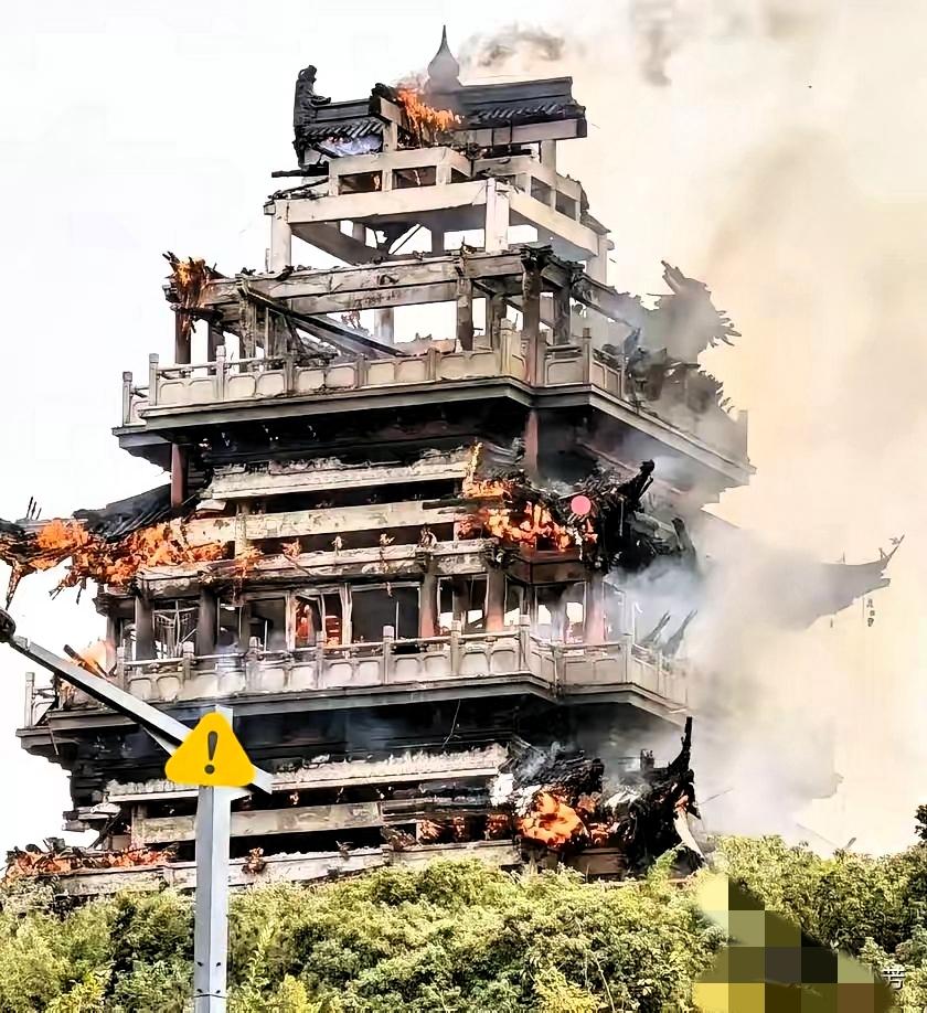 永庆寺一把火，烧出了“古建筑”的遮羞布！烧剩的水泥框架明晃晃摆着，哪儿还有传