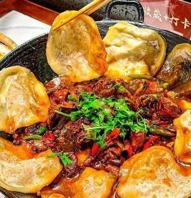 昨天与老婆一起吃“徐州地锅鸡”，感觉美味无穷，那如何选择的餐馆呢？找那种门口停满