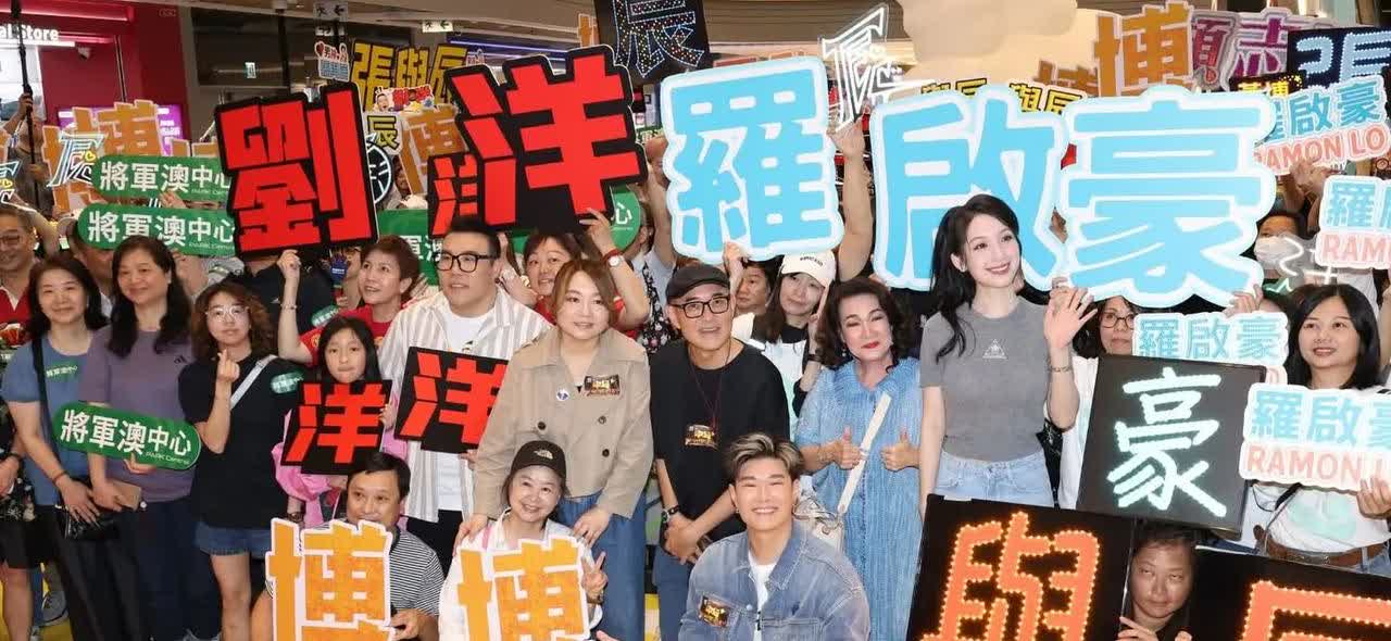 無綫（12日）在商場舉行《中年好聲音3》王者謝票會，冠軍黃博、亞軍張與辰、季軍劉