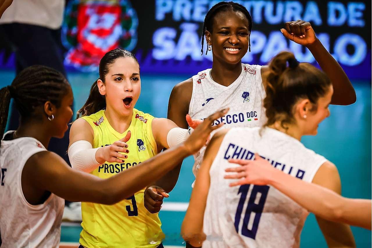 【女排世俱杯科内替补出战轻取两连胜携手海滩提前进四强】国际排坛战报速递12月