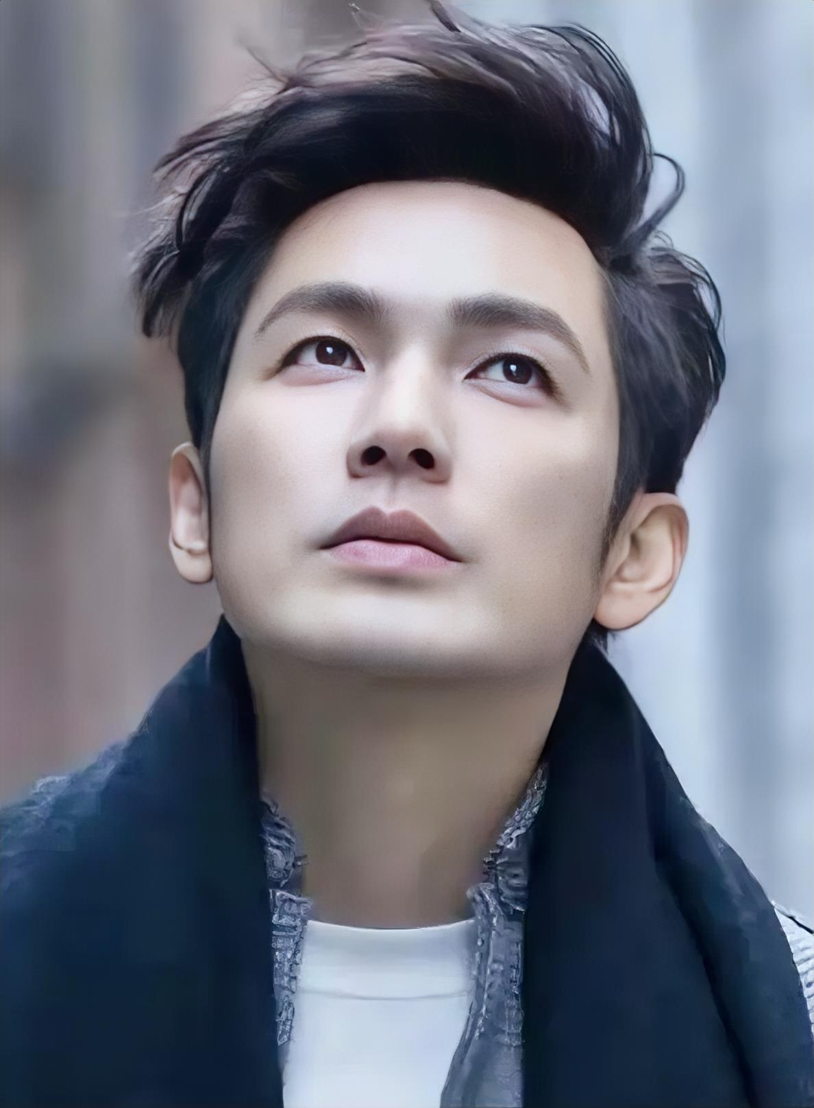 总感觉钟汉良不太对头，他的的确确已经51岁了，头发稀疏，身材走样，皮肤松