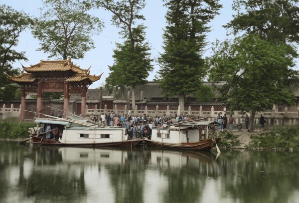 1870年，嘉定孔庙前汇龙潭边，两艘客船停靠在汇龙潭畔，船边聚集着迎接宾客的人群