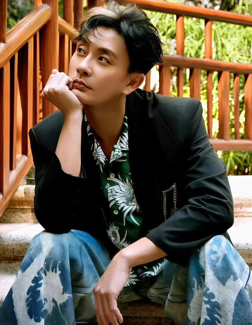 万万没想到，小时候的黄宗泽居然不能用可爱来形容。原来黄宗泽从小就是潮男了，他晒