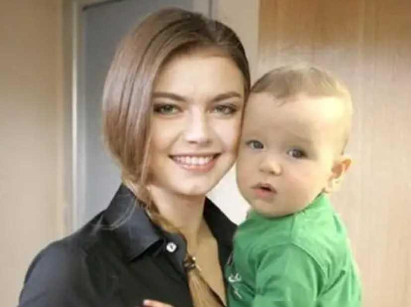 2009年，俄罗斯体操女皇卡巴耶娃在一家医院未婚先孕，生下了一个男婴。面对记者的