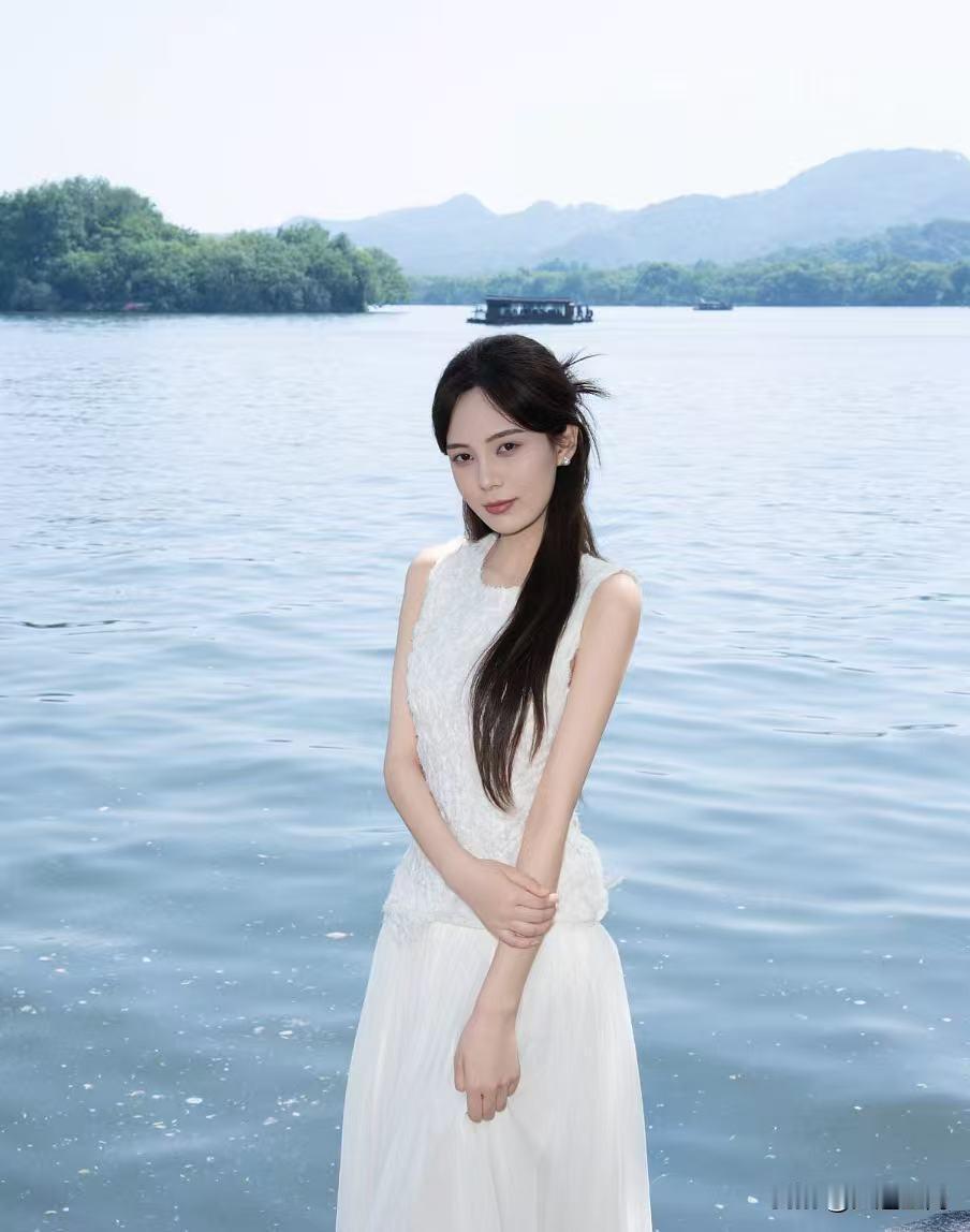 相比于浓妆艳抹，这种骨子里透出的东方温婉，才是男人的顶级审美。高级又显气质的极简