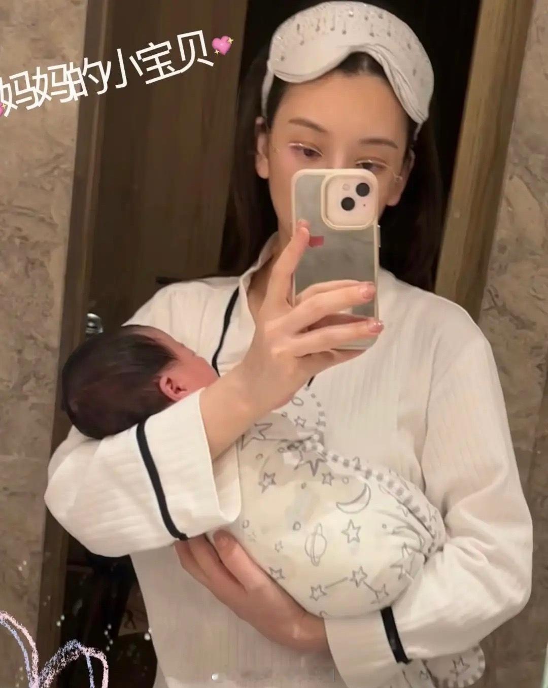 方媛晒红鸡蛋，请私教上门健身，在家穿厚袜子，生完老三怕冷！