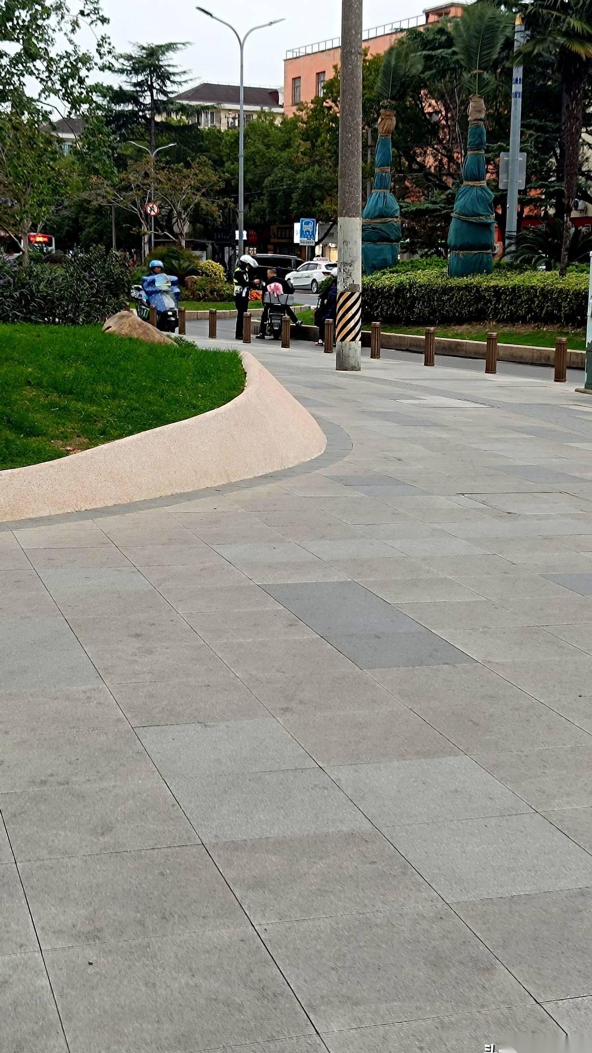 中午11点，邻居家男人的酒局就开了。一盘爆炒羊肚，一盘油焖蚕豆。电视开着，小酒