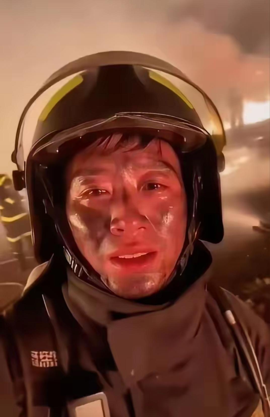 3岁父亲开大货车出了车祸妈妈天生小儿麻痹，在一次做饭时不小心发生了火灾永远的离