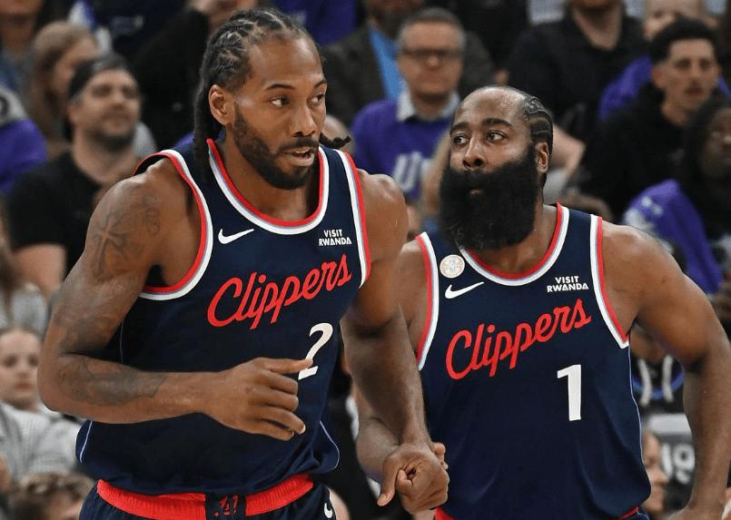 其实作为伦纳德球迷，看前几年他在快船的比赛是极其憋屈的:1、防守短疲于奔命:他