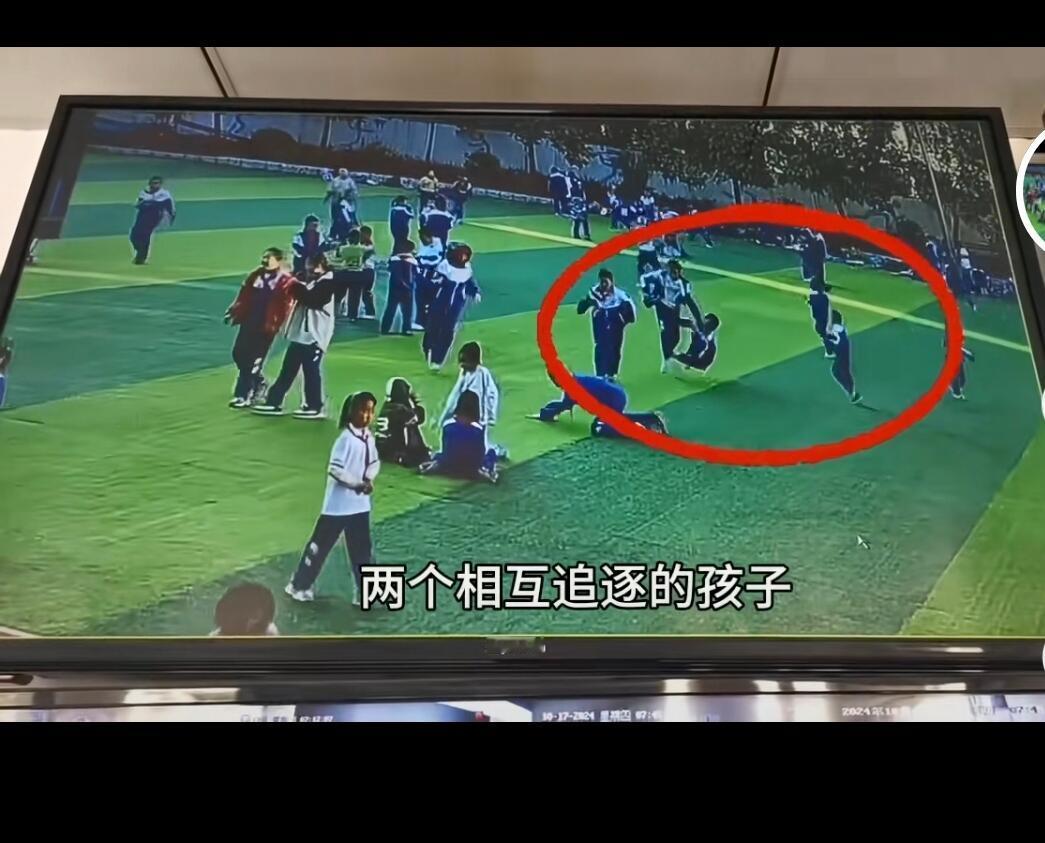 你说这事儿，就发生在吉林一个小学的课间十分钟。俩孩子跑着跑着撞一块儿了，结果一个