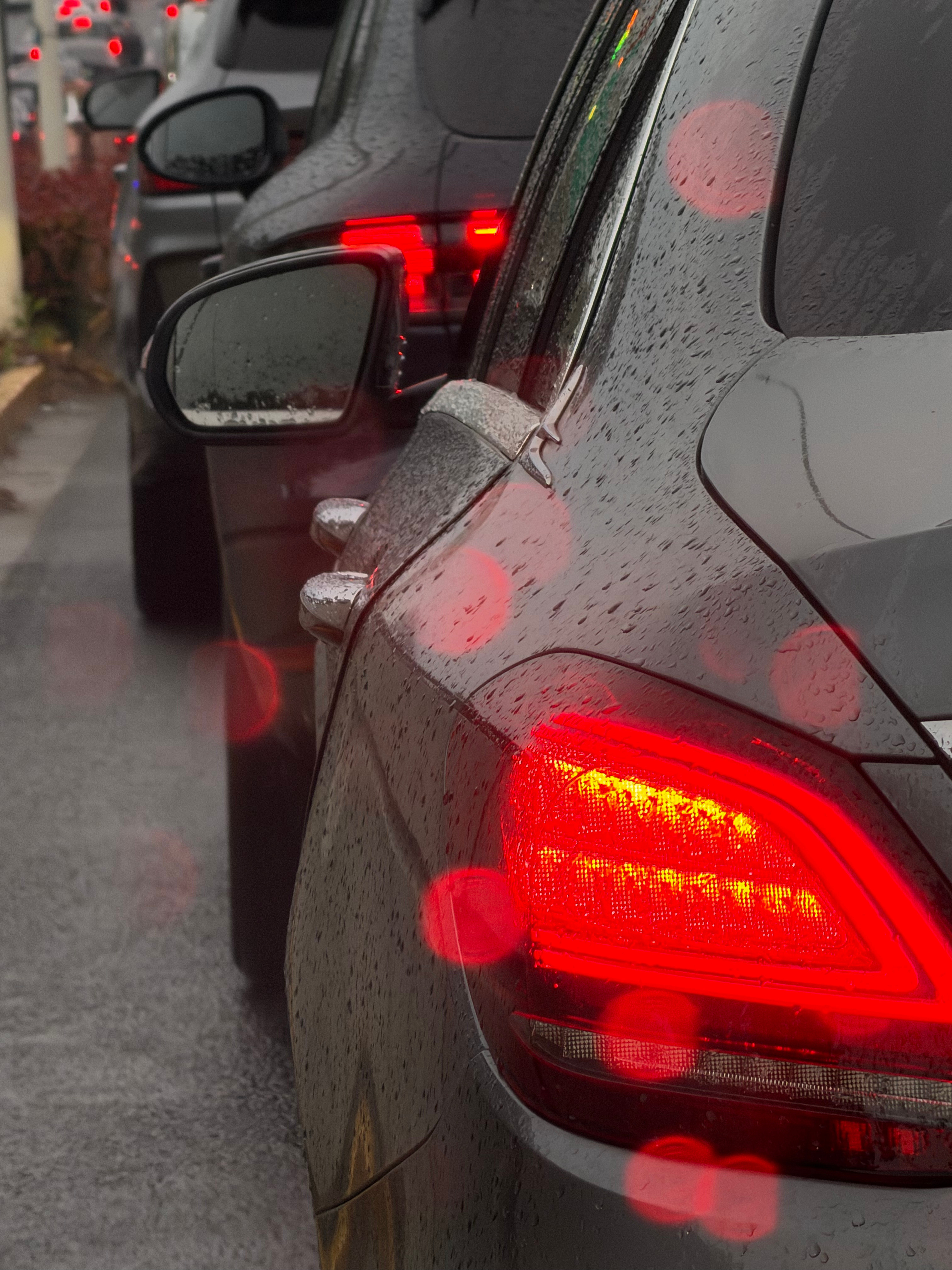 请问一下广大网友，它是不是后门没关好，我想提醒，但是堵车，我想想还是算了上海·