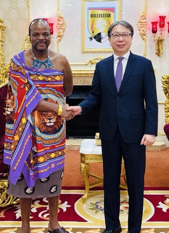 不愧是非洲唯一一个还承认台湾的“独苗”！身上裹着床单，脚上踩着凉拖，一身“王