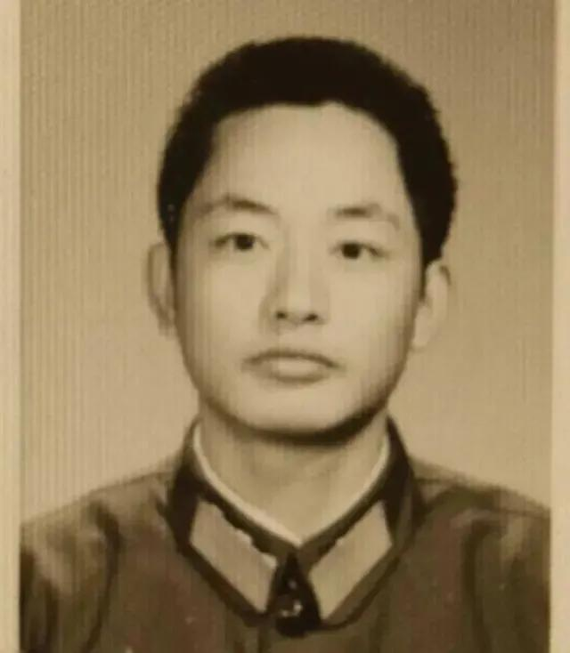 1984年，我军的一名排长在山中巡逻，突然遇到三名战士向他走来，并向他打招呼，但