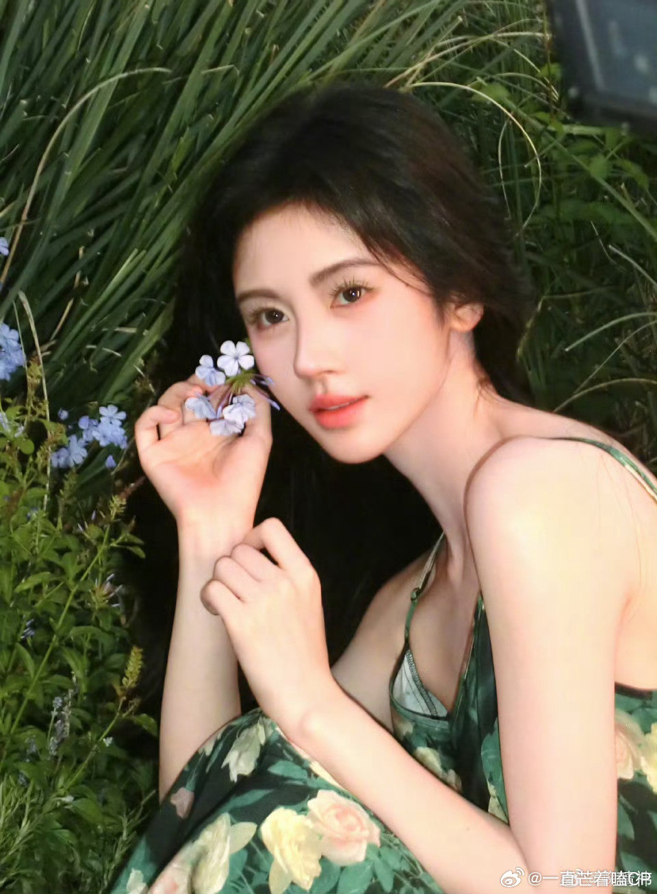 鞠婧祎鞠婧祎绿色碎花吊带裙粉鞠婧祎太幸福了，营业质量超高！美美嘟小鞠，这