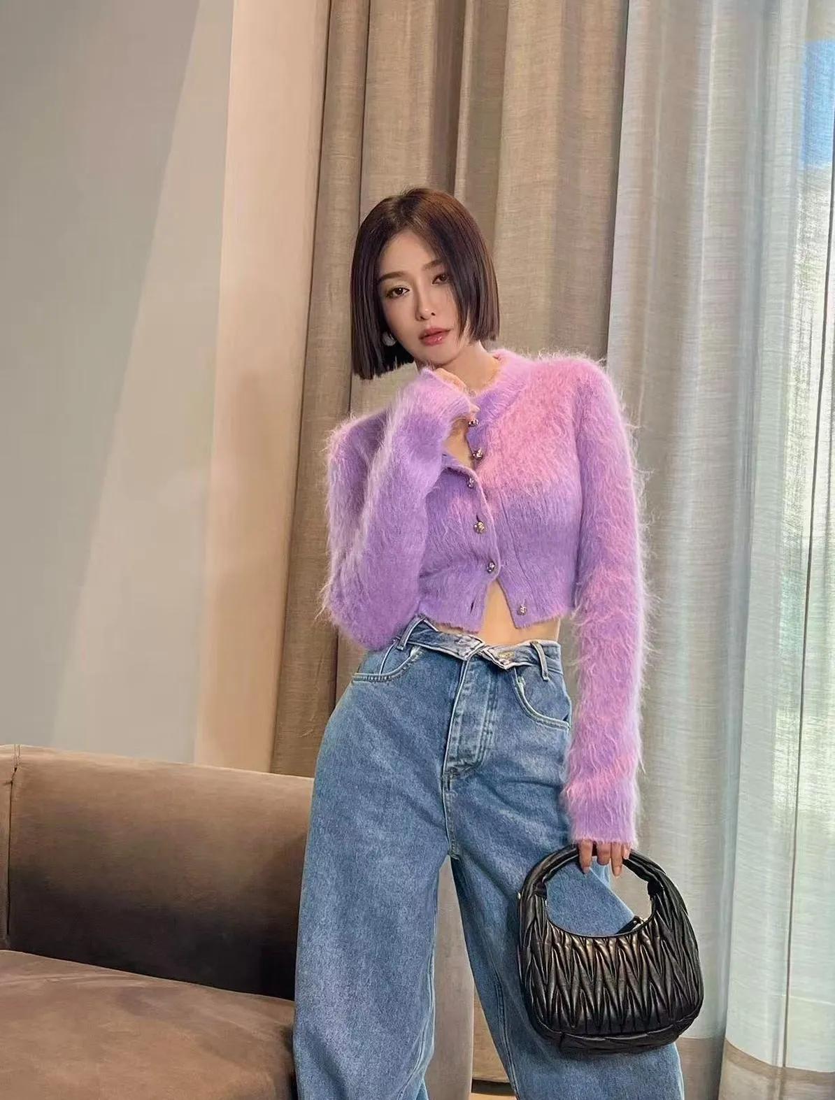 秦岚这状态也太“杀”了！紫毛衣+牛仔裤嫩成大学生，这哪是44岁啊秦岚的氛围