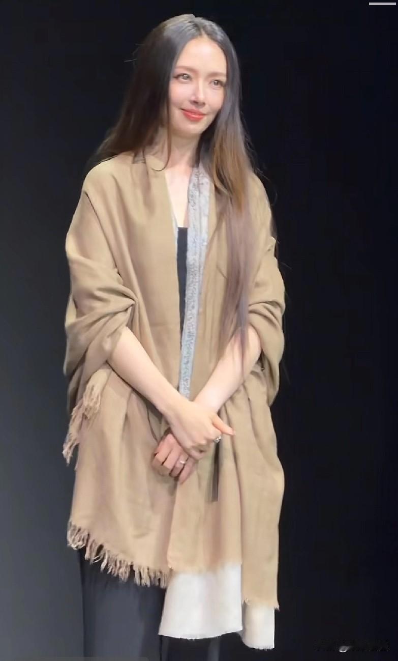 女人的尽头还是要上班赚钱不管你嫁的老公多么的有钱女明星郭碧婷、黄圣依都是美丽