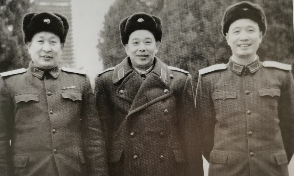 1957年，廖汉生中将从南京军事学院毕业，各大军区的岗位都已经满员了，只有新疆军