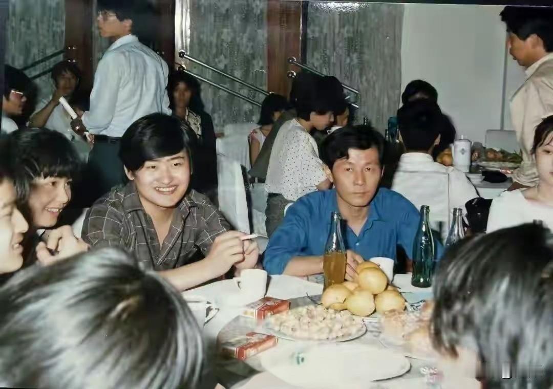 你敢信吗？这是三十多年前的刘欢和济公游本昌。左边这张饭局照片里，清瘦小伙就是早